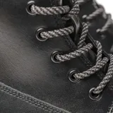 Borcego negro de cuero sintético con caña media, base con plataforma y cordones con ojales metálicos. Interior sintético con efecto piel y cierre lateral.