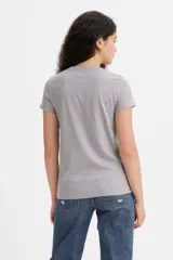 Remera gris de corte clásico con logo Levi's Batwing estampado en degradé de rojo a violeta.