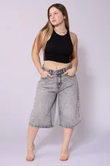 Bermuda de jean gris con brillos, corte ancho a la rodilla.