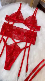Conjunto de lencería de encaje rojo, compuesto por un bralette con tanga de tira doble regulable, portaligas desmontable y ligas regulables.