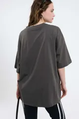 Remera color beige con cuello en V y estampado con la palabra 'Authentic' y una estrella.