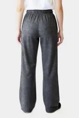 Pantalón negro de corte recto y tiro alto, con cintura elástica y cordón ajustable.