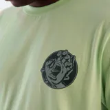 Remera verde claro de manga corta con estampado pequeño del logo de la mano de Santa Cruz en el pecho.