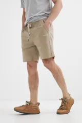 Short color beige de algodón con cintura elástica y cordón ajustable.