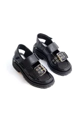 Sandalias de cuero color verde oliva con suela track y hebillas plateadas.