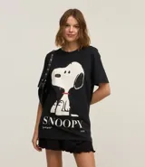 Remera negra de algodón con estampa de Snoopy en el frente.
