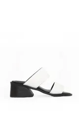 Sandalias de cuero blancas con dos tiras anchas y taco bloque negro de 3 cm.