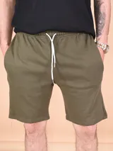 Short color verde militar con cintura elástica y cordón ajustable.