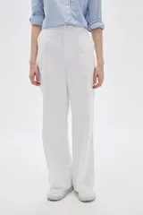 Pantalón blanco de corte recto y tiro alto.