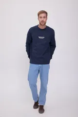 Camiseta azul marino de manga larga y cuello redondo con estampado frontal con la leyenda "Originals Studio BROUGHT TO YOU BY JACK & JONES® DESIGNED IN COPENHAGEN".