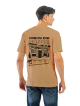 Remera celeste con estampado circular en el pecho, con texto en verde y negro.