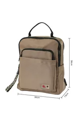 Mochila negra con asa superior y tirantes ajustables. Tiene un bolsillo frontal con cierre y otro con solapa. Incluye un llavero con estampado animal print.