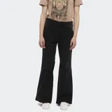 Pantalón de jean Wrangler de tiro alto, color negro lavado, con corte acampanado (flare) y cinco bolsillos.