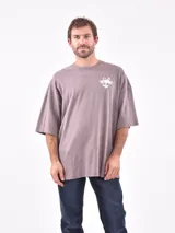 Remera manga corta color gris oscuro con estampado pequeño en el pecho.