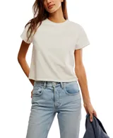 Remera blanca de algodón, semicorta y encogida, con corte holgado, mangas cortas y cuello redondo.