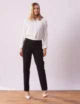 Pantalón negro de gabardina elastizada, marca Ruby Rd. Diseño pull-on con bolsillos simulados en la parte delantera y bolsillos aplicados en la parte trasera.