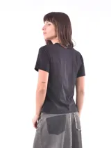 Remera básica negra de manga corta y cuello redondo.