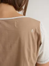 Remera gris de manga corta con cuello redondo y líneas verticales en blanco y negro. Corte recto y holgado. Confeccionada en algodón y spandex.