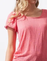 Remera tejida color amarillo, marca French Loundry. Manga corta con detalle de puntilla.