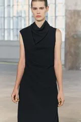 Vestido midi negro de cuello fluido y sin mangas. Detalle de tejido drapeado. Zara Woman Collection.