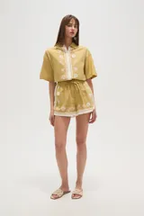 Short blanco con estampado de motivos marinos en negro, cintura elastizada con cordón ajustable y ribete negro en el ruedo.