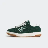 Championes Vans Upland color verde oscuro con detalles en blanco y suela marrón.
