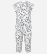 Conjunto de pijama femenino de dos piezas: blusa de mangas cortas y pantalón capri, ambos con estampa floral y detalle de satén.