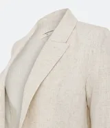 Blazer largo color beige confeccionado en viscosa y lino, con cuello solapa, bolsillos y forro estampado a rayas.