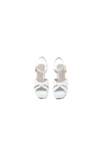 Sandalias blancas de cuero con plataforma de 2,5 cm y tacón forrado de 10 cm.