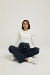 Pantalón de jean ancho, de calce medio y color azul oscuro.