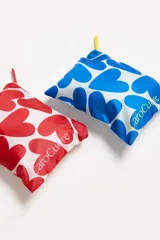 Corpiño de bikini negro, estilo triángulo móvil, con tirantes finos ajustables y tejido con acabado brillante.