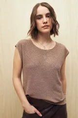 Top sin mangas color marrón con textura metalizada y acabado glitter.
