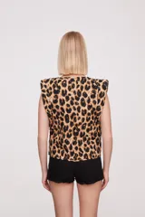 Chaleco con estampado animal print, cuello en V y lazo en la cintura.