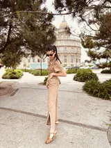 Mono enterito de jean color beige con bordados en bolsillos, cuello y tajos de las piernas.