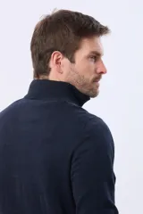 Buzo tejido de algodón color azul marino, con cuello alto y cierre frontal parcial con detalle de cuero en el tirador.