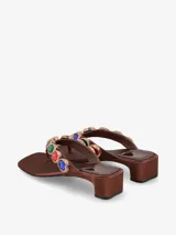 Sandalia plateada con plataforma baja y tira delantera decorada con apliques brillantes de colores.