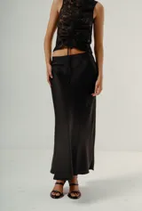 Falda larga de satén color negro, corte al bies, con talle alto y cordón ajustable en la cintura.