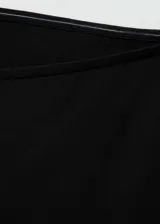 Vestido corto negro sin mangas, de corte ajustado y escote strapless.