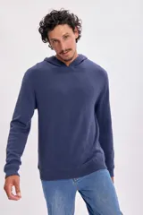 Buzo azul de punto con capucha y mangas largas.