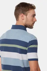 Remera polo de hombre a rayas horizontales en jersey de algodón. Con botones personalizados y logo bordado en el pecho.