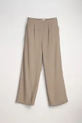 Pantalón palazzo color beige con cintura elástica y corte ancho.