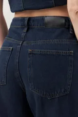 Pantalón de jean azul de corte recto, con tiro alto y bolsillos laterales.