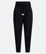 Pantalón jogger color naranja, de tiro medio, con cintura elástica, lazo ajustable y pliegues delanteros.