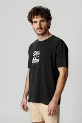 Remera negra con estampado de una palmera, el sol y olas, con la frase "Beach Bum" en blanco.