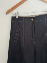 Pantalón marrón de lino y algodón, de tiro medio y piernas anchas, con bolsillos delanteros y traseros con detalles de remaches.