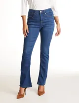 Jean elastizado marca One Five One, de tiro medio y terminación bootcut. Color azul, con pretina con pasadores, botón y cierre. Bolsillos delanteros y traseros.