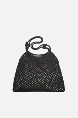 Bolso tipo shopper negro, confeccionado en tejido trenzado de algodón con diseño de red. Cuenta con dos asas de hombro ajustables que funcionan como cierre del compartimento principal.