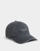 Gorra de denim color gris con bordado frontal de la palabra "Cannes" y "France" en blanco.
