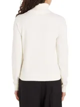 Sweater de punto color blanco, con cuello alto y logo bordado en el pecho.