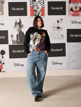 Buzo negro de corte clásico con cuello redondo y mangas largas. Estampado frontal con diseño de villanas de Disney: Cruella de Vil, la Reina Malvada y Maléfica.